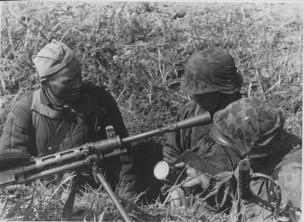 检查罐头的党卫军士兵和希维人