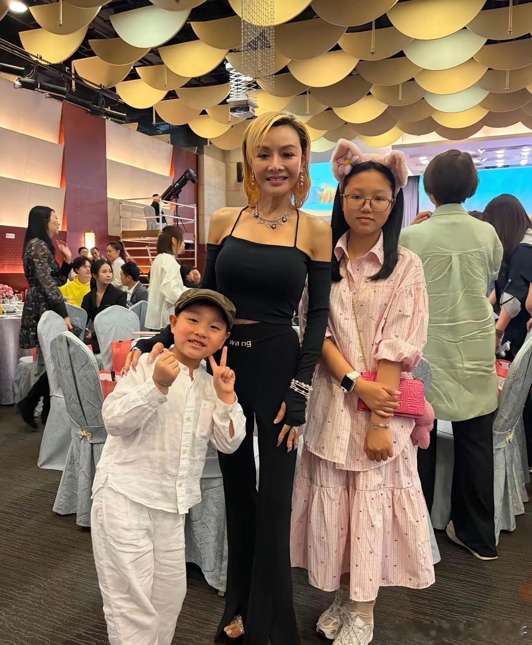 60岁叶子楣在香港参加曾志伟的生日宴，她化精致的妆容，她染了一头黄头发，穿着露肩