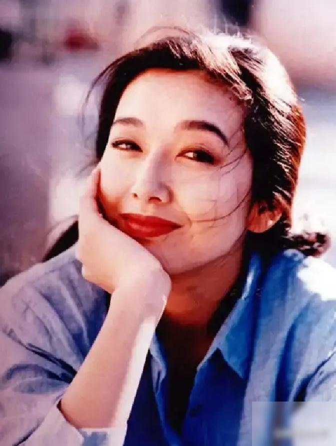 王志文飞了12个小时，落地美国，走进产房。他没看江珊，先看婴儿床，据说开口就把孩