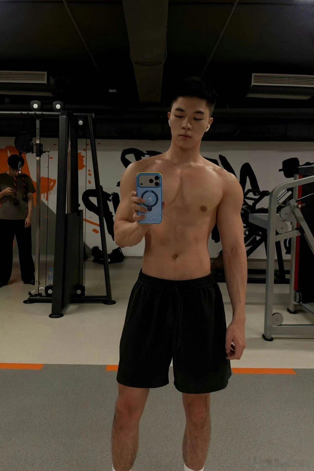 要不要一起健身练一下体育生​​​