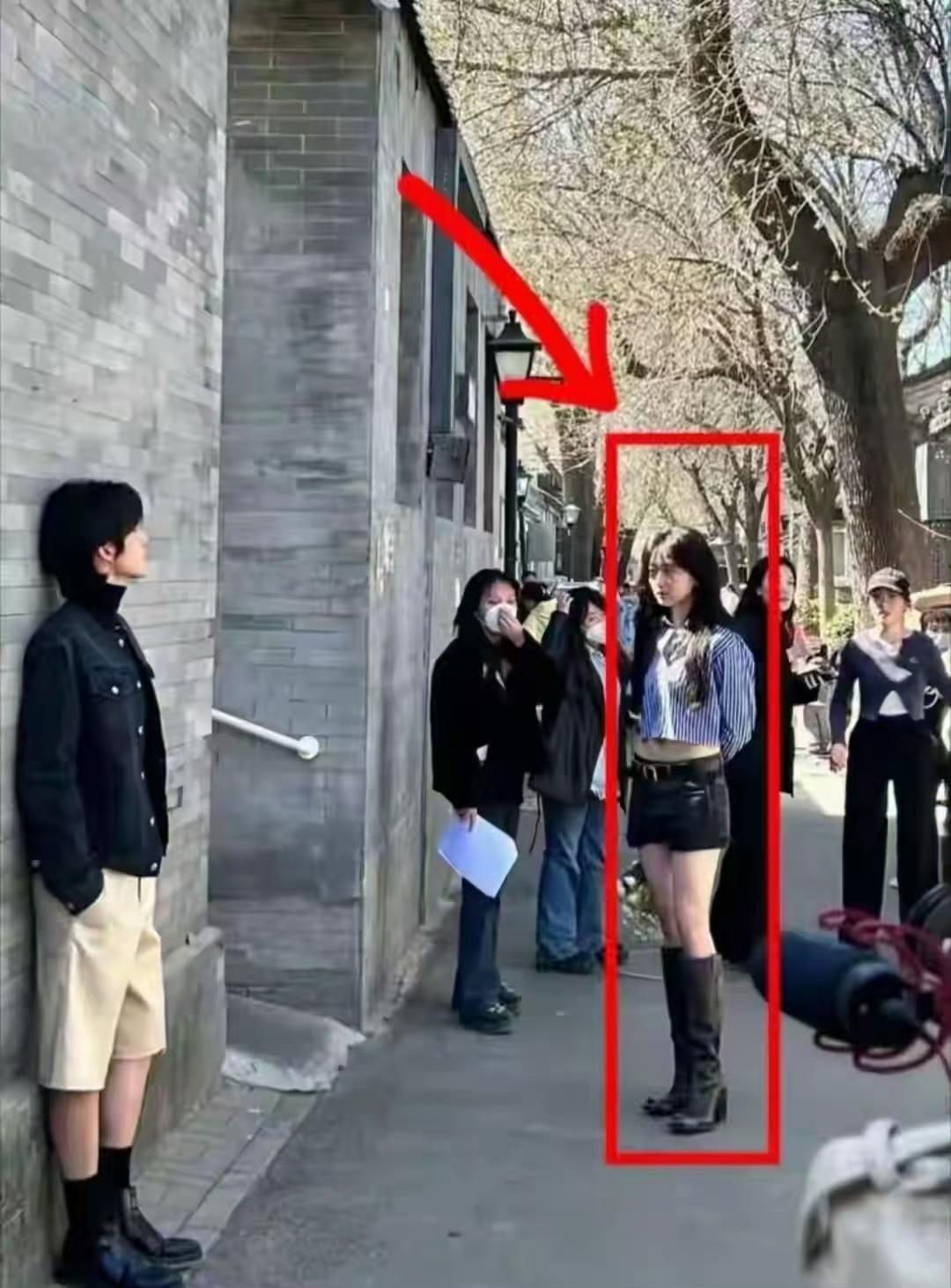 路拍图，这身材比例也太夸张了