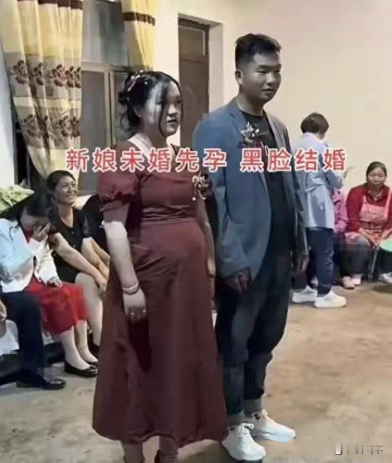 河南，女子未婚先孕，0彩礼结婚全程黑着脸，婆婆：是我儿子有本事！一分钱没花就娶到