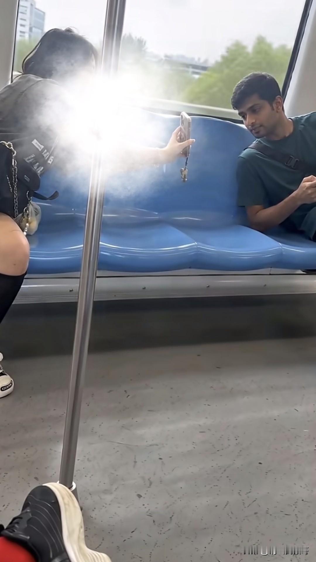 终于看到一个举了半天手机别人不加微信的了