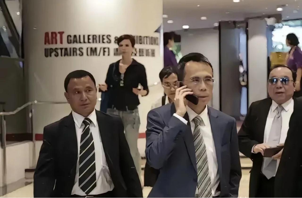 李泽钜这张照片看着太像李嘉诚了，老了老了面相就诡诈起来了，以前年轻时候不知道是不