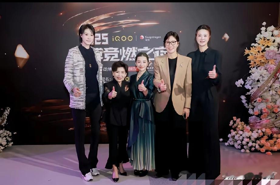 拍这张照片的摄影师水平太低了，都不如我们单位烧锅炉的大师傅拍的好！邓亚萍那么矮