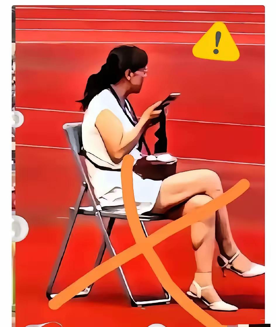陇超淡定姐，已经被外包公司解约永不录用，并且提交了书面检讨，她的性质是属于礼仪失