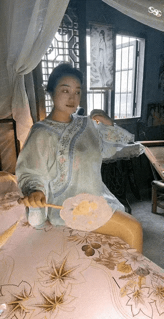古代人大户人家女人，家里没风扇。全靠扇子，但也穿得短。在自家里，避暑！