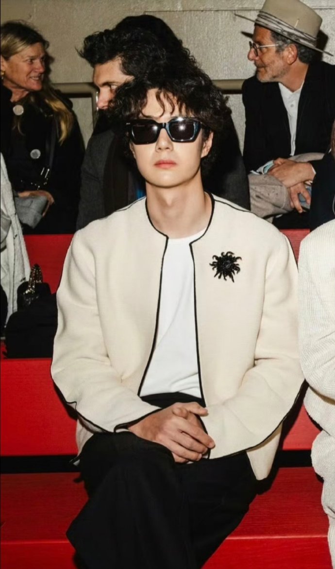 王一博香奈儿大秀的造型好惊艳！浅色系造型简约又高级，往现场一站气质真的很出众