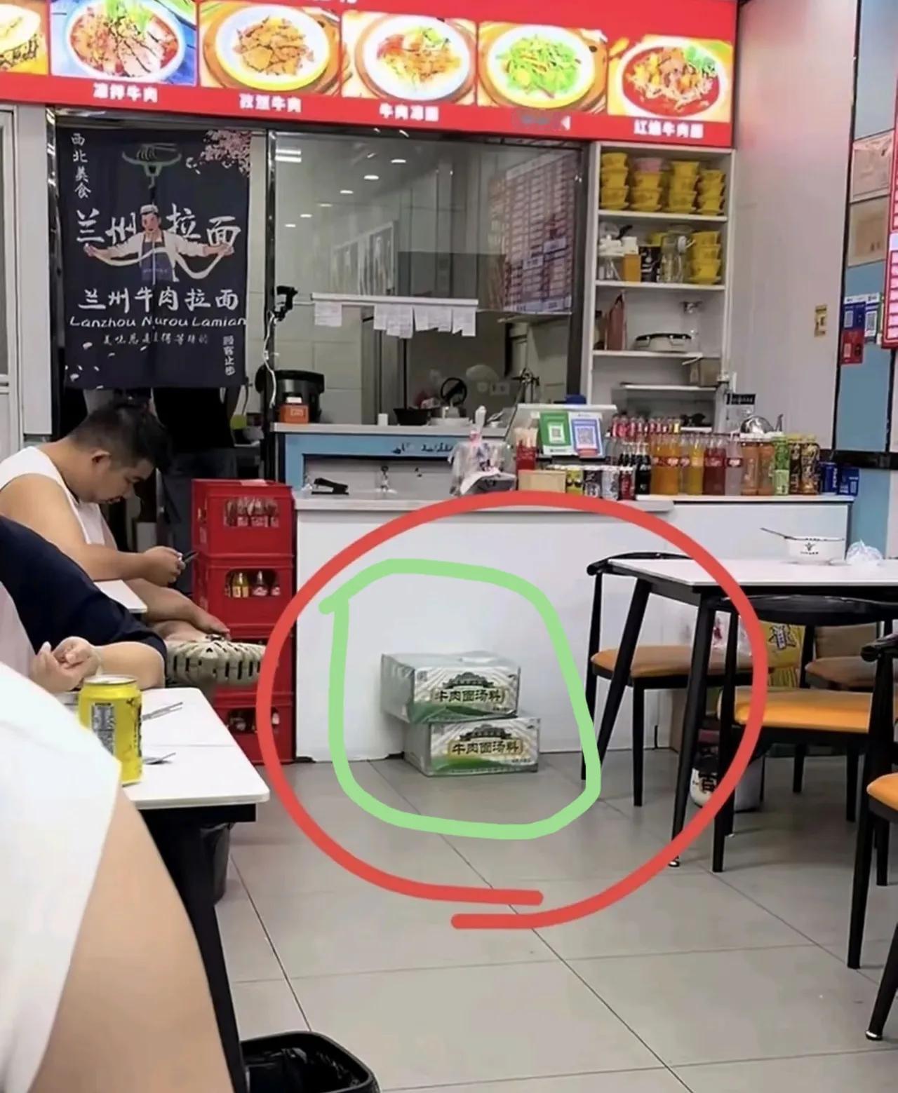 这家兰州拉面根本没有拿顾客当外人，直接把成箱的调料放在出餐口，提醒顾客根本不是什