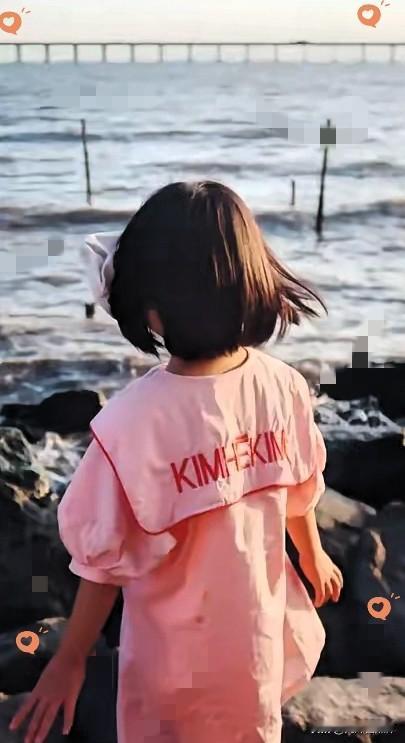 4岁女孩被海浪卷走，大哥下海营救，5米巨浪将两人吞噬年轻妈妈在海边摆了二十多分
