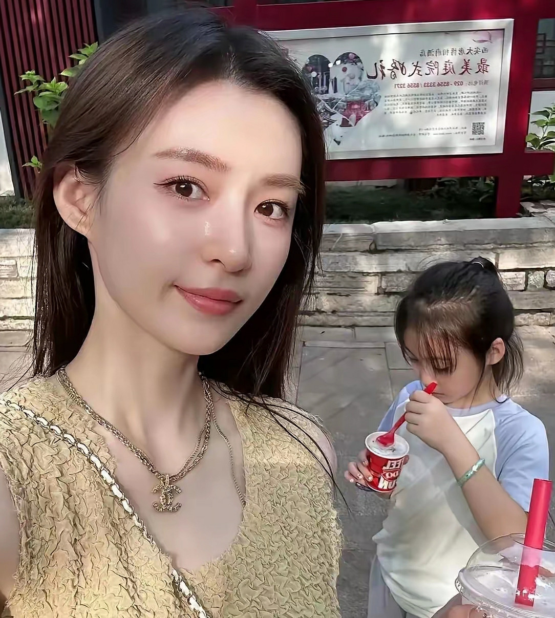 也不知道将来这个小女孩能否比她妈妈长的还漂亮