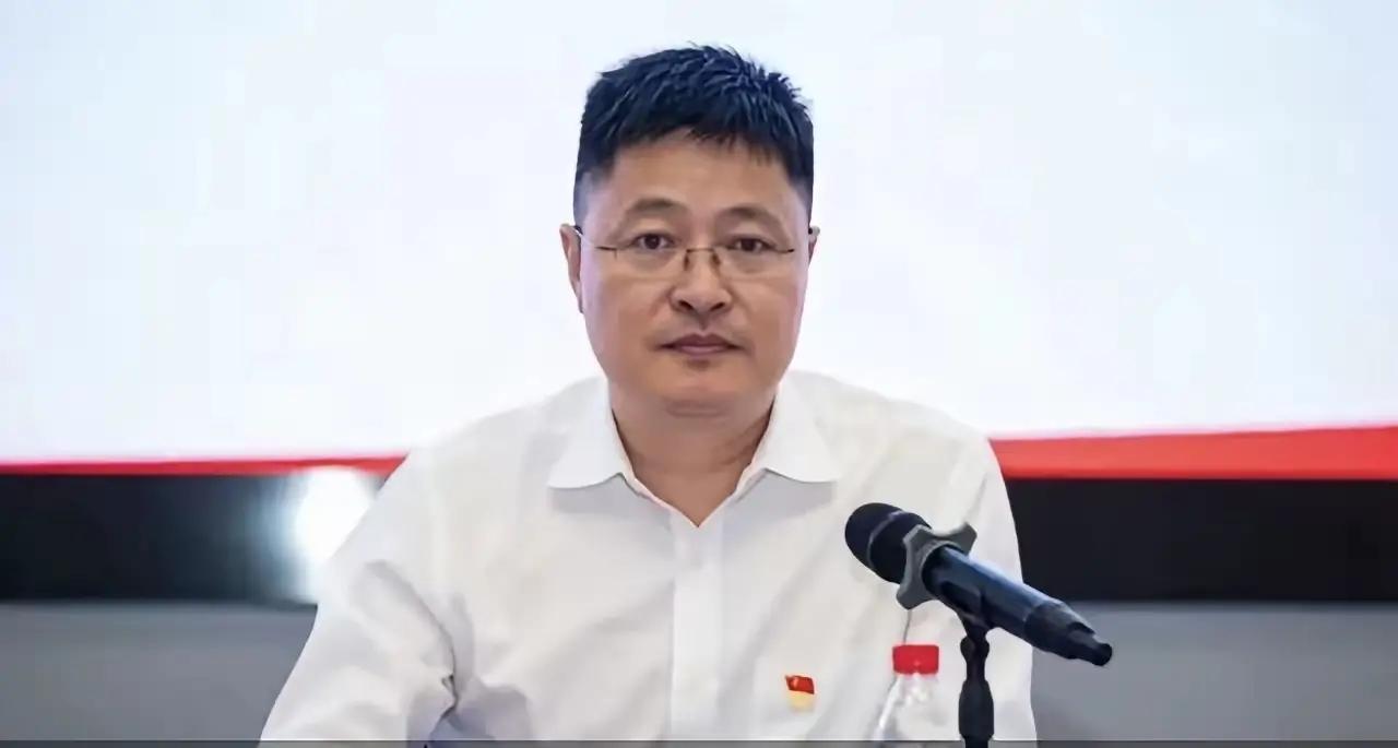 查了一下，这家伙可厉害：赵某峰，当年是江苏启东的高考状元本科毕业于清华大学