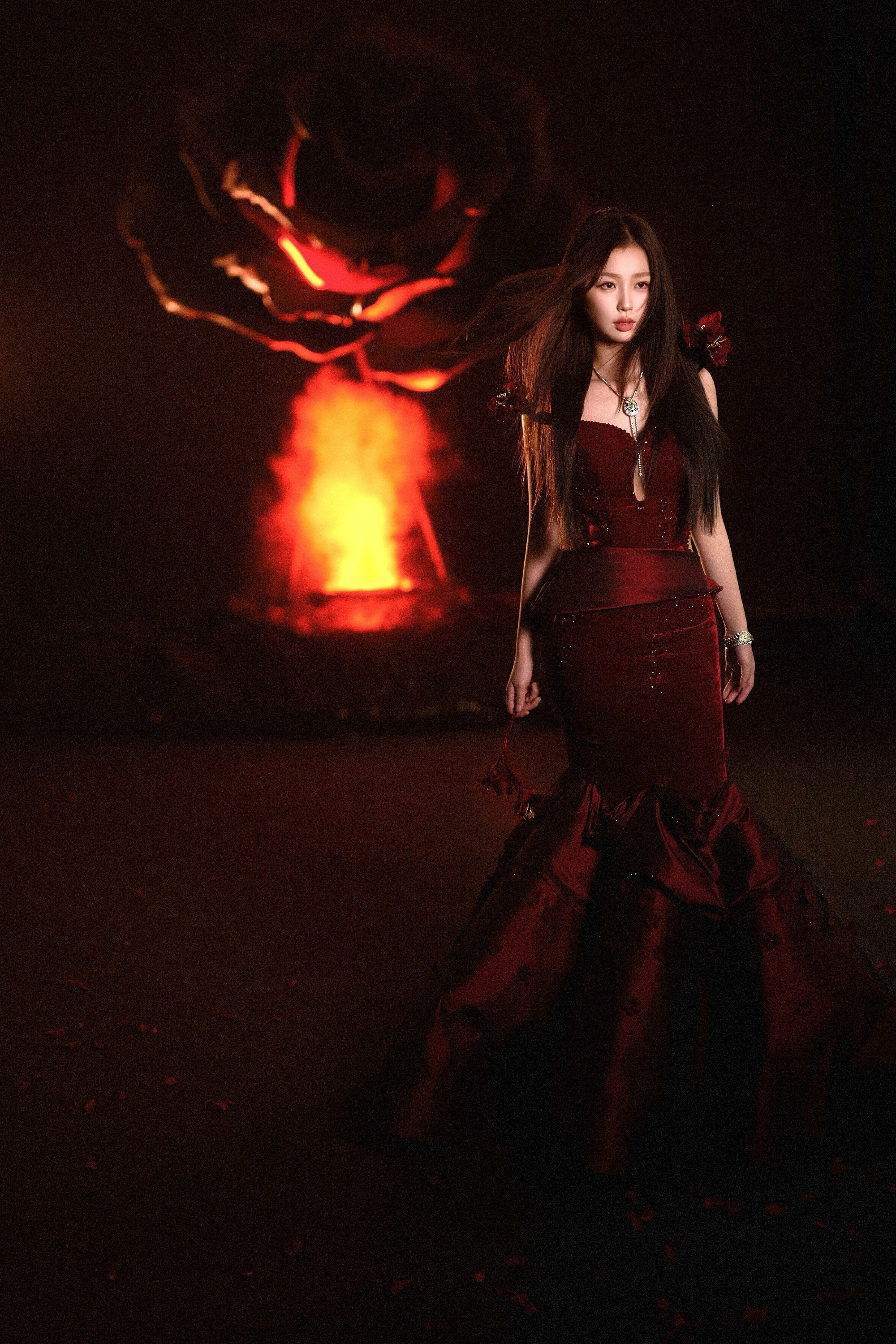 虞书欣，玫瑰色彩礼服大片，身姿轻盈热烈迷人。虞书欣