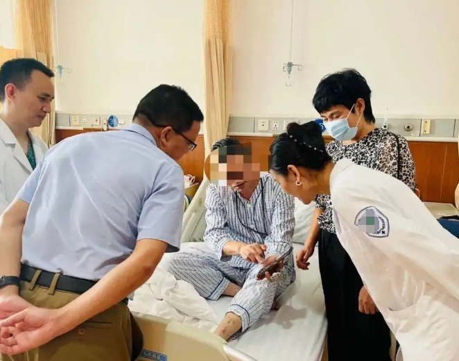“这医院火了！”7月15日，浙江义乌，一名男子感觉胸口发闷，就去医院做了检查，他
