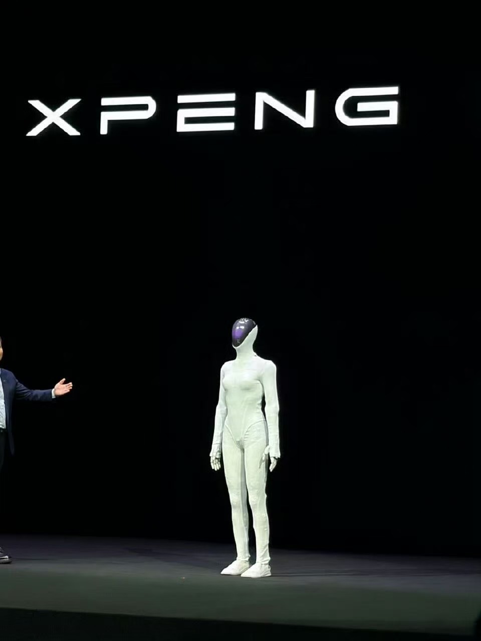 我看大家这两天讨论挺热，我关注点不大一样，我只觉得身材比例还不错[思考]猫步走