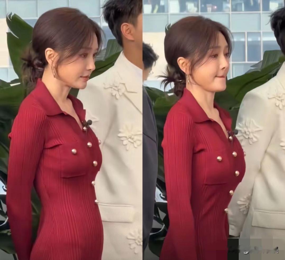 秦岚，尴尬了！现在最尴尬的人，估计就是秦岚了，在活动中，秦岚发现有镜头对准自