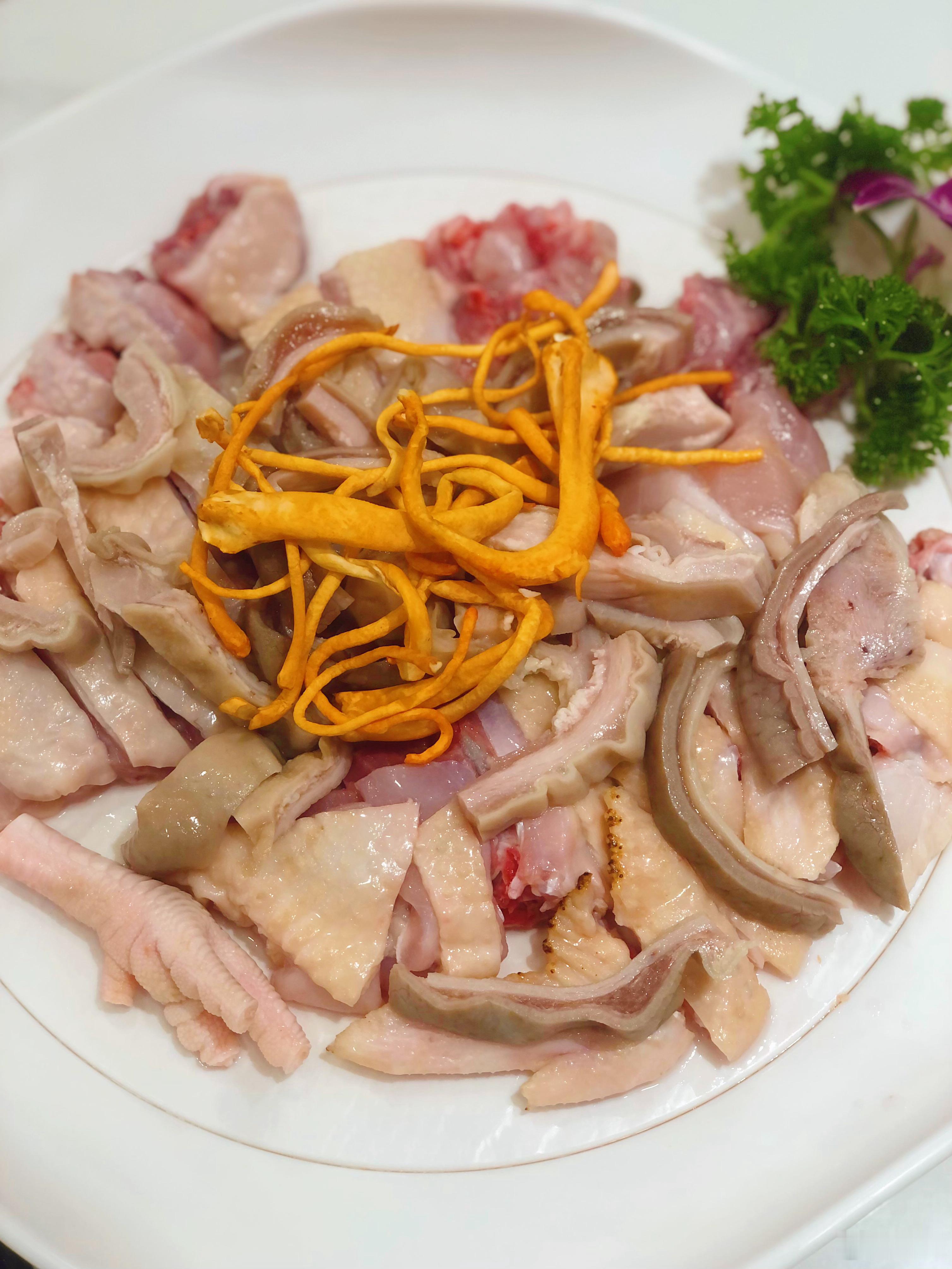 美食时刻有一阵没吃猪肚鸡了，岗顶一带的这家三更记猪肚鸡，还有椰子鸡可以吃，环境