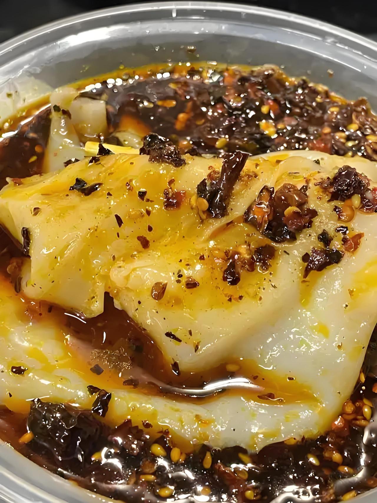 汉中人真是聪明，从热面皮说起。面皮是凉着吃的，所以面皮也叫凉皮。凉皮，夏天吃