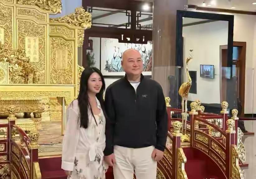 妻子离世才刚过去三个月，已经74岁的迟重瑞被拍到和一位年轻女生一同外出，这件事很