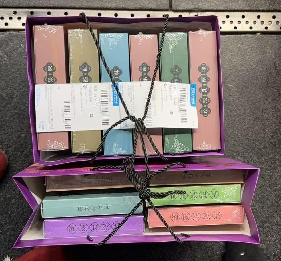 晚上和闺女视频，她已经到达南京，去看了秦淮河，夫子庙，还买了六种口味糕点，说是快