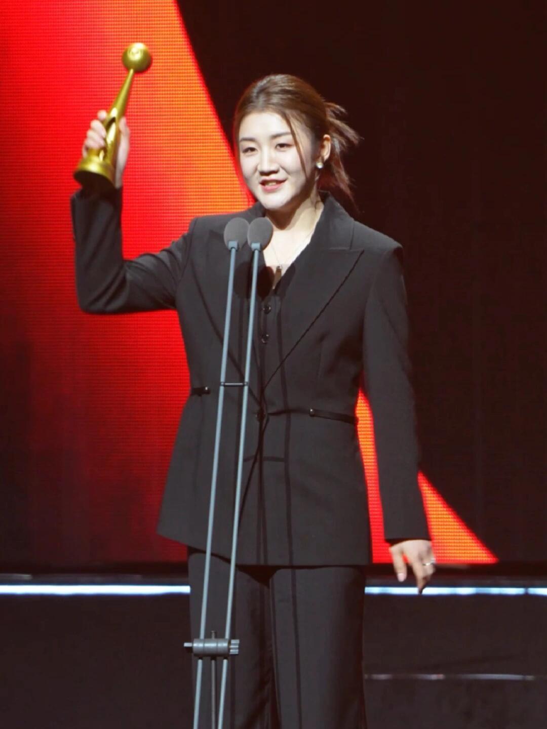 陈梦太飒了，黑色西装，走路杠杠的，高跟鞋，这可真是大女主，全面发展，青岛女孩，三