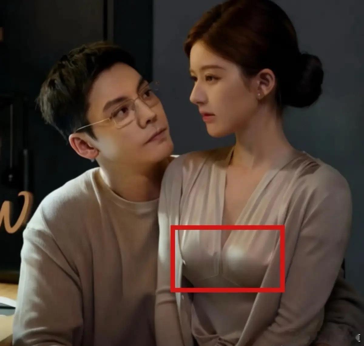 《许我耀眼》中有一处细节，大家发现没？原来许妍的饰演者赵露思身材一直那么好啊。最