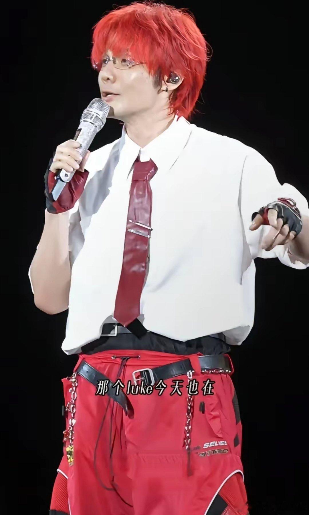 刘雯和井柏然，中秋节合体看李荣浩的演唱会，真cp就是好嗑。刘雯穿着一件红色条纹上