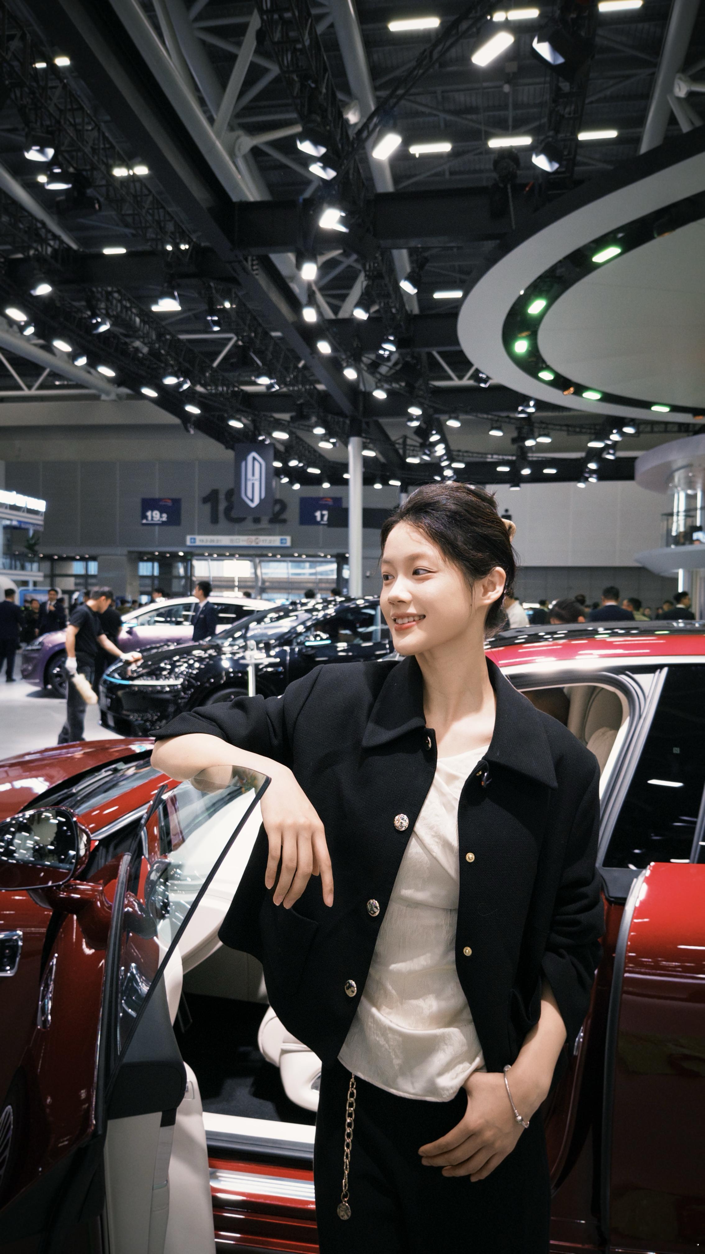 车模姐姐们的身高是开了外挂吗？女娲捏我的时候是不是偷工减料了如果再加几厘米身高