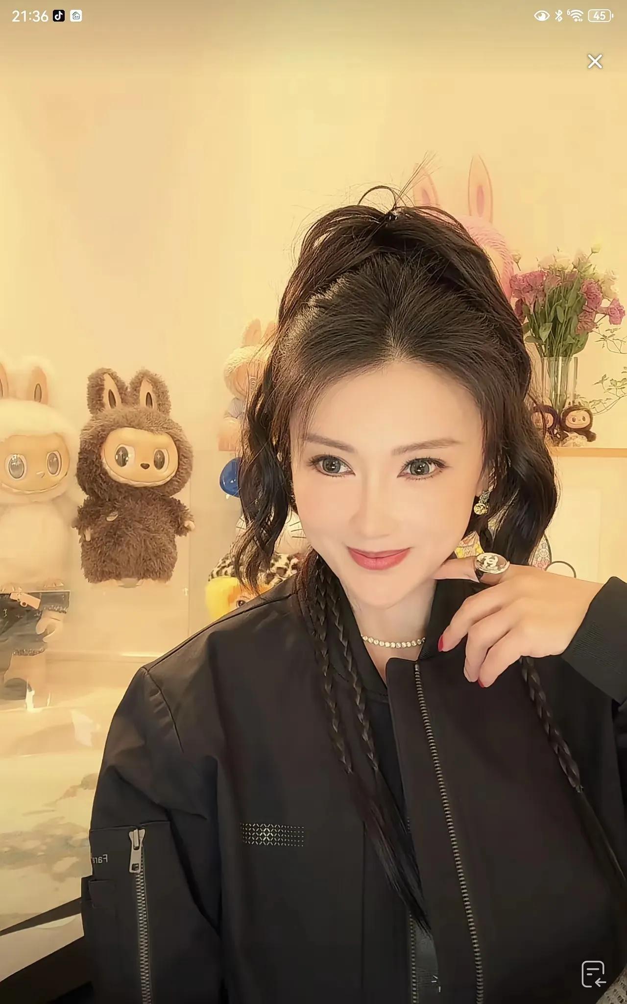 甘薇不是和贾跃亭离婚了吗？怎么还在直播间为贾跃亭打广告！昨天刷到甘薇直播间，