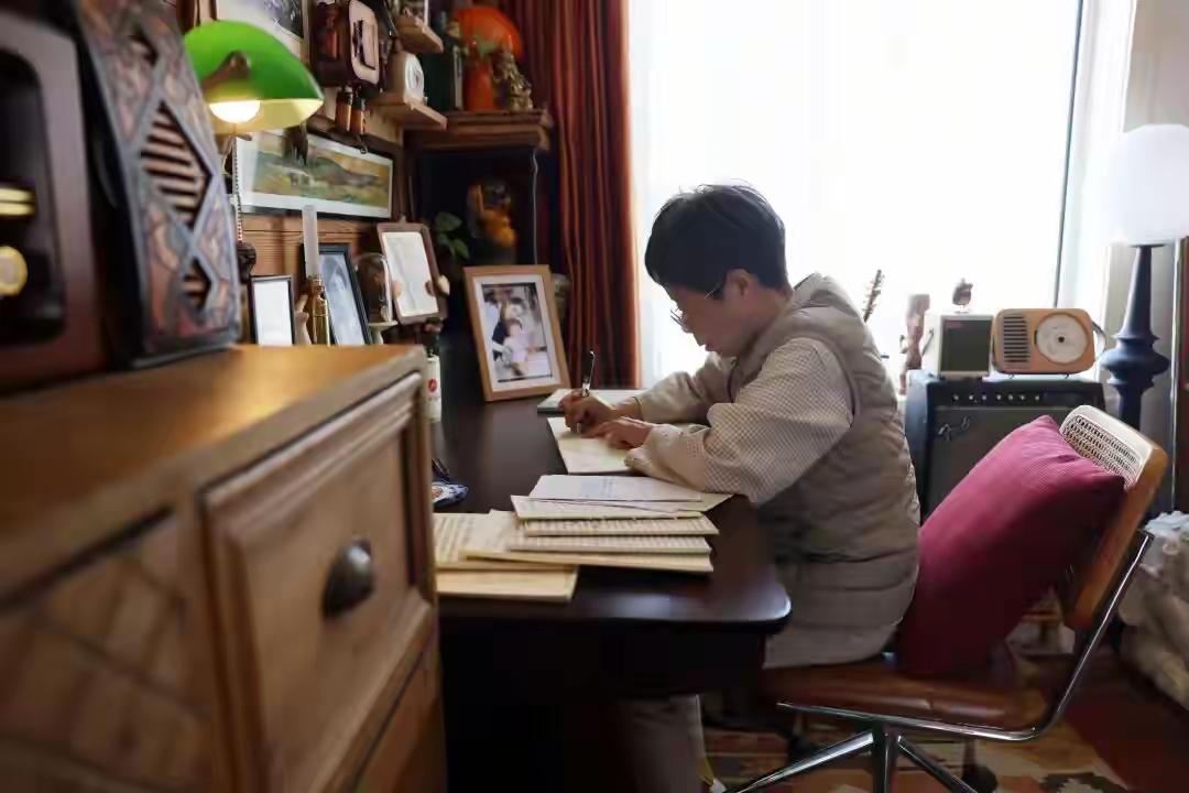退休后“没着没落”，68岁换赛道的她，治愈无数年轻人很多人退休后瞬间迷茫，