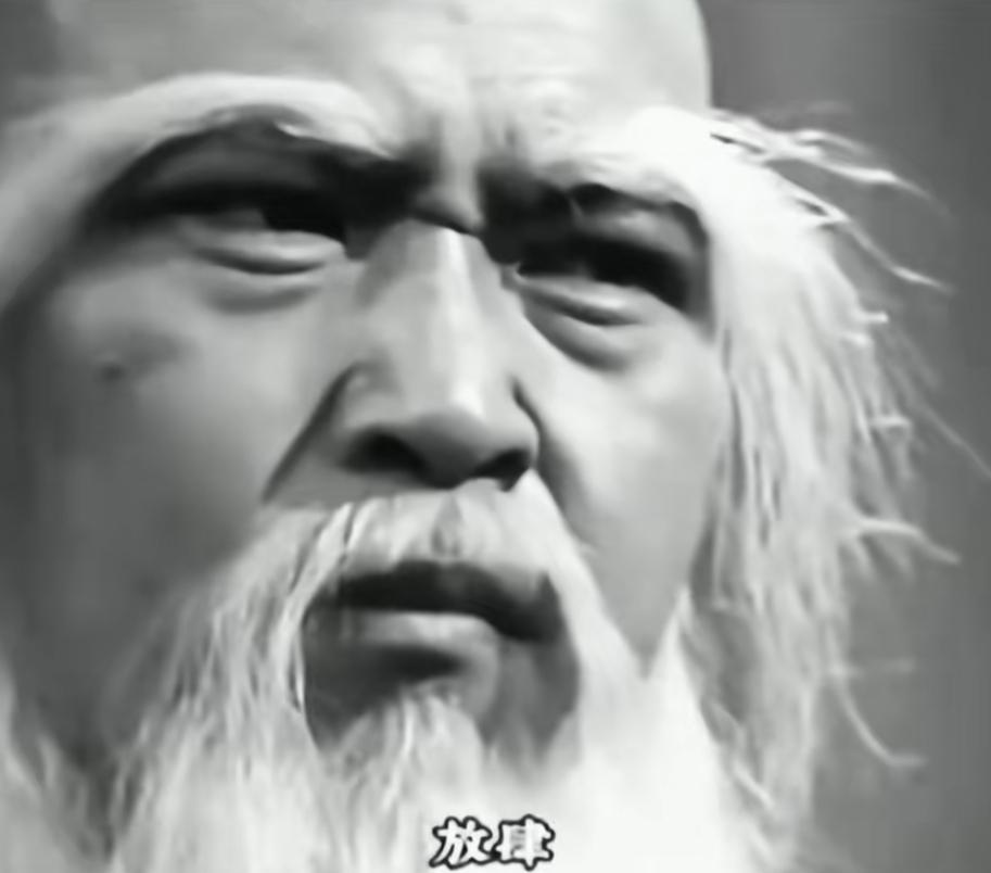 83版《射雕》片场，杨洁导演喊了停。扮演欧阳锋的杨泽霖，眼神还停留在“狠”上。