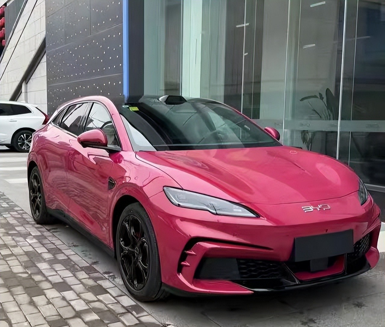 9分钟充满电，还比老款便宜8000块。我第一反应是：这车肯定哪儿偷工减料了。查完