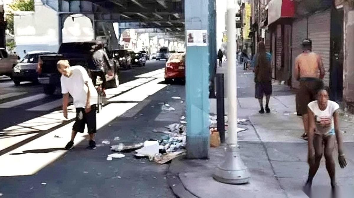 几十年来，咱们的留学生、学者、精英，一批批地往美国跑，可怪就怪在这，没一个人，提