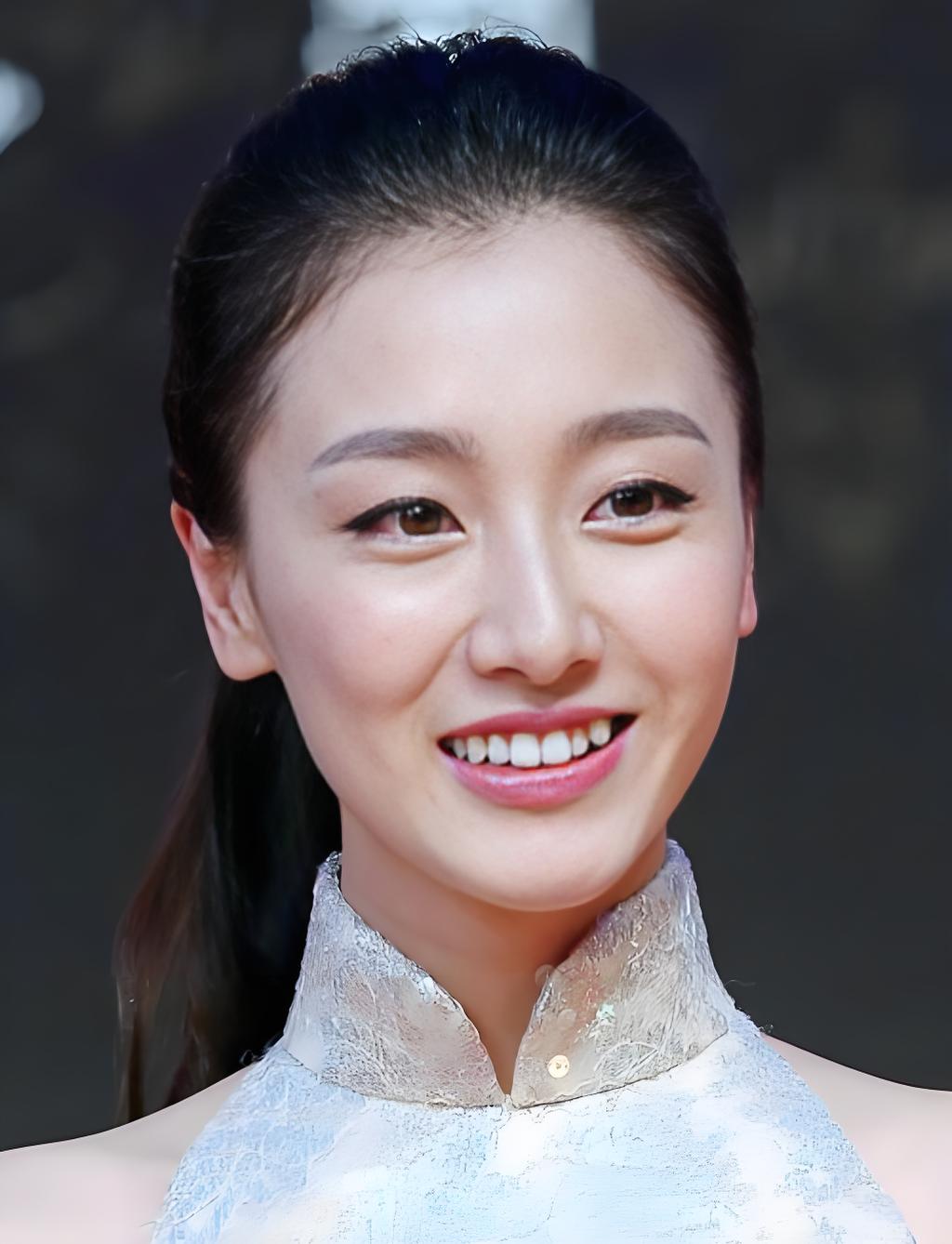 叶青自己大概也没料到，熬了十几年，最后是靠《兰香如故》里一个丫鬟被观众记住的。玉蝉这角色一出来，网友