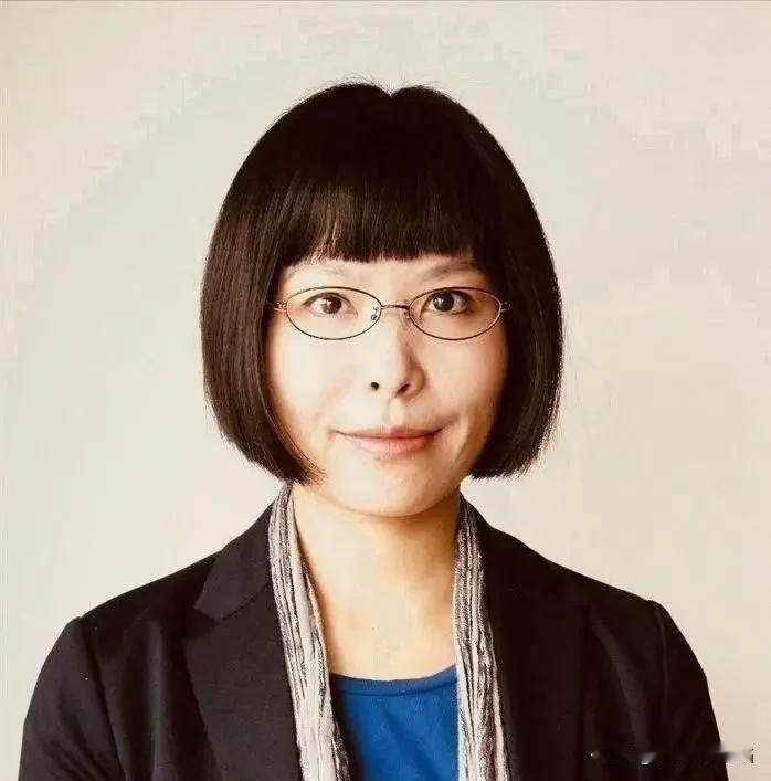 把航天员画成臃肿蜷缩、头盔漆黑一团，把保洁大姐画成五官错位、面色灰绿——这不是什
