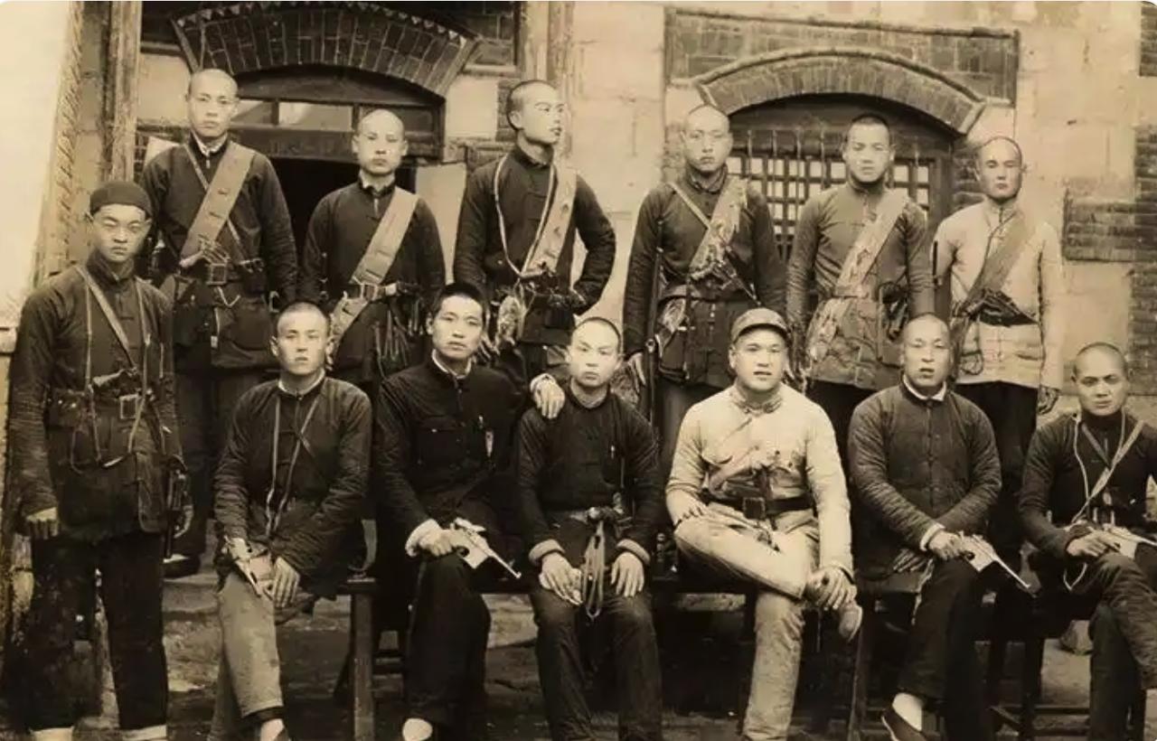 1939年，八路军一直想除掉汉奸杨新元，却始终没找到机会。这时，另一个汉奸主动提