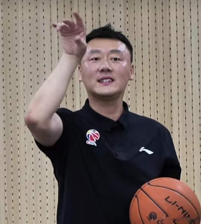 广东篮球青训教父曲绍斌，新赛季将回归广东宏远男篮担任教练员职务。他此前接受采访说