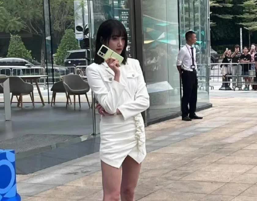 现实中的关晓彤长这样，无美颜无滤镜。​