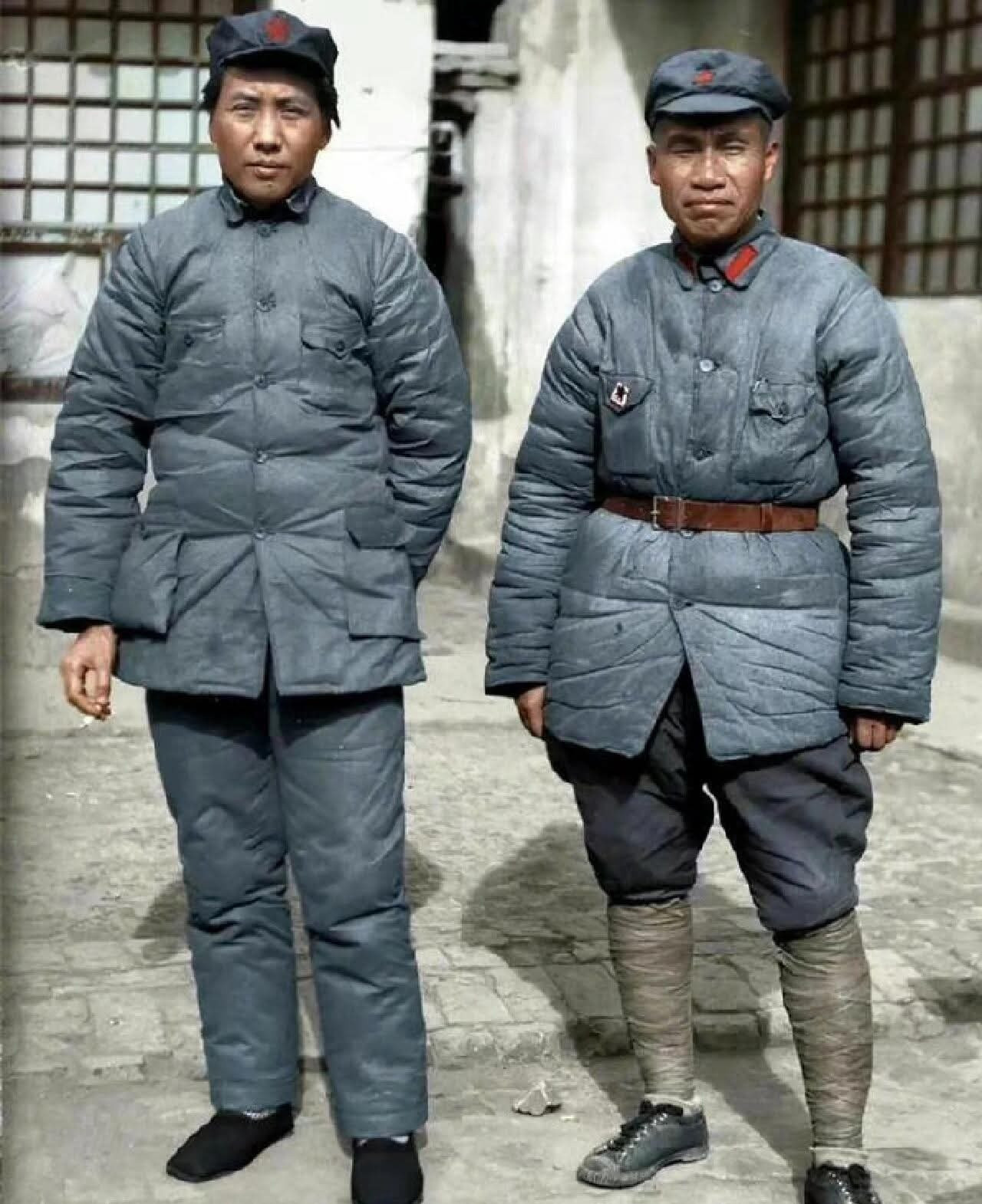 1938年陕北，45岁的毛泽东与52岁的朱德在延安的窑洞前并排站在一起合影