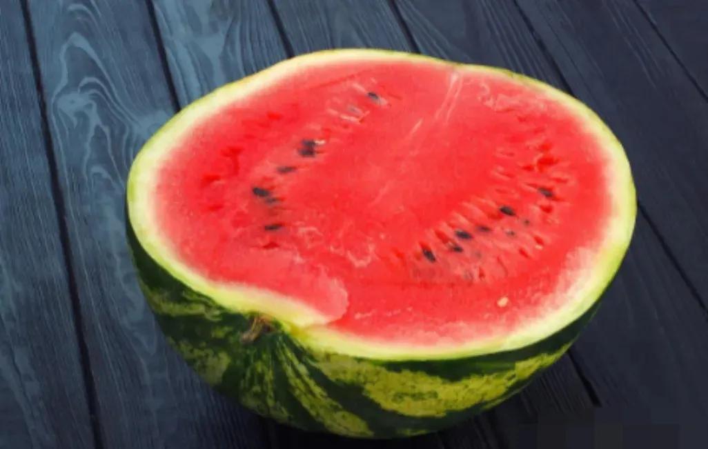 知道吗？水果摊为什么喜欢把西瓜切成一半卖？原来背后有“猫腻”！商家切半卖西