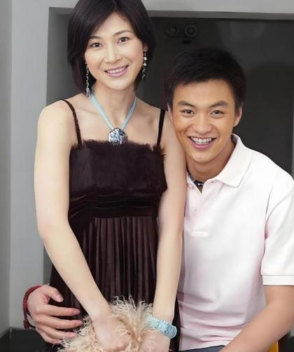 12年前，身家50亿的温州首富周旭辉，背着原配老婆，看上了演李云龙老婆的童蕾，在