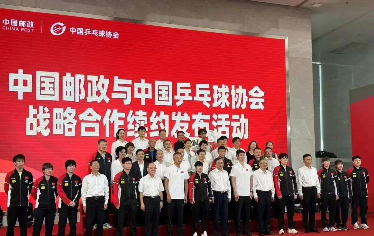 今天又让喷子们失望了！国乒参加邮政活动大合照，C位不是新科冠军王楚钦，也不