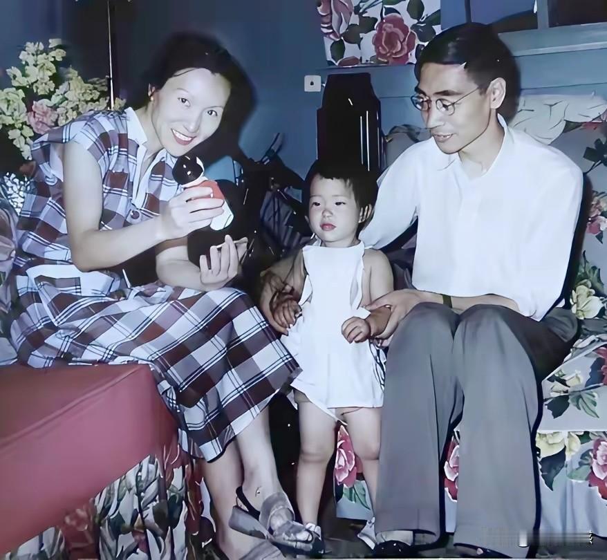 郭永怀和妻子李佩、女儿郭芹的这张合影老照片，是当年他们在美国拍摄的，那是他们两口