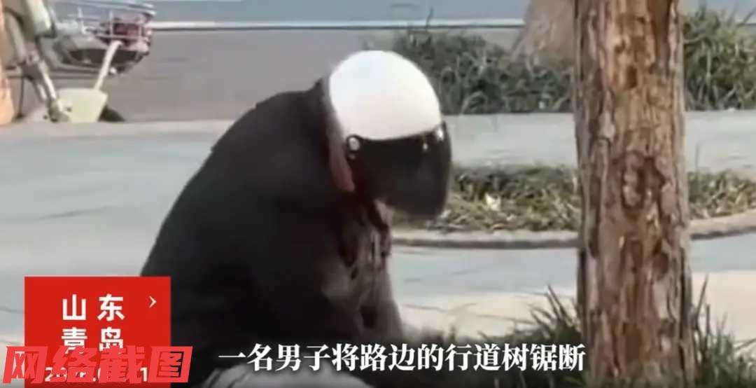 山东青岛有女子在路边行走时，看见令她奇怪的一幕。原来有男子带着头盔横坐在路边