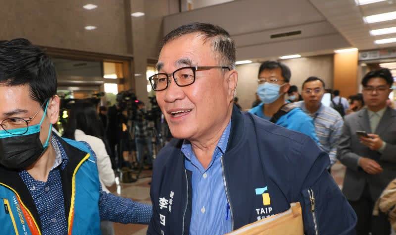 根据台媒最新消息，针对外界质疑在野党删减预算引发罢免风波，拥有40年公务资历的台