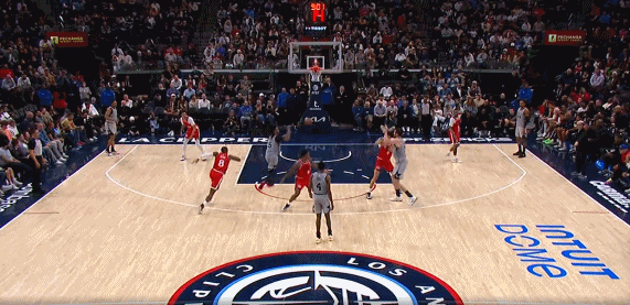 卡斯尔的弹跳真的是逆天，每场必有一个逆天扣篮！看看这个球，卡斯尔高速突入油漆