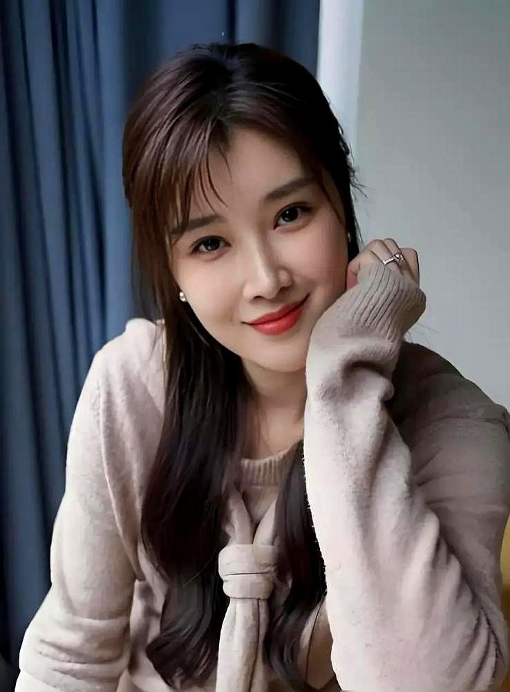 拿过金凤凰奖和华鼎奖，微博却没个蓝V，这“星二代”真有点意思。最近央视那部《