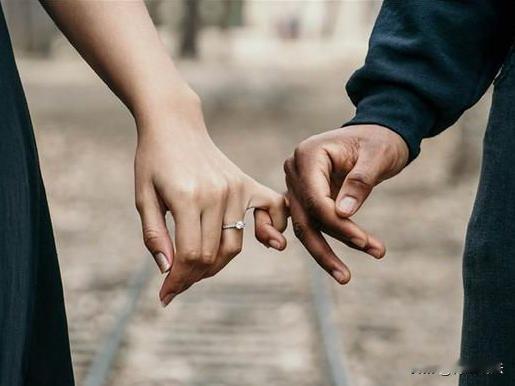 安徽合肥，有位女子和丈夫孩子一家三口，一直挤在一室一厅的小公寓里，女子借了20万