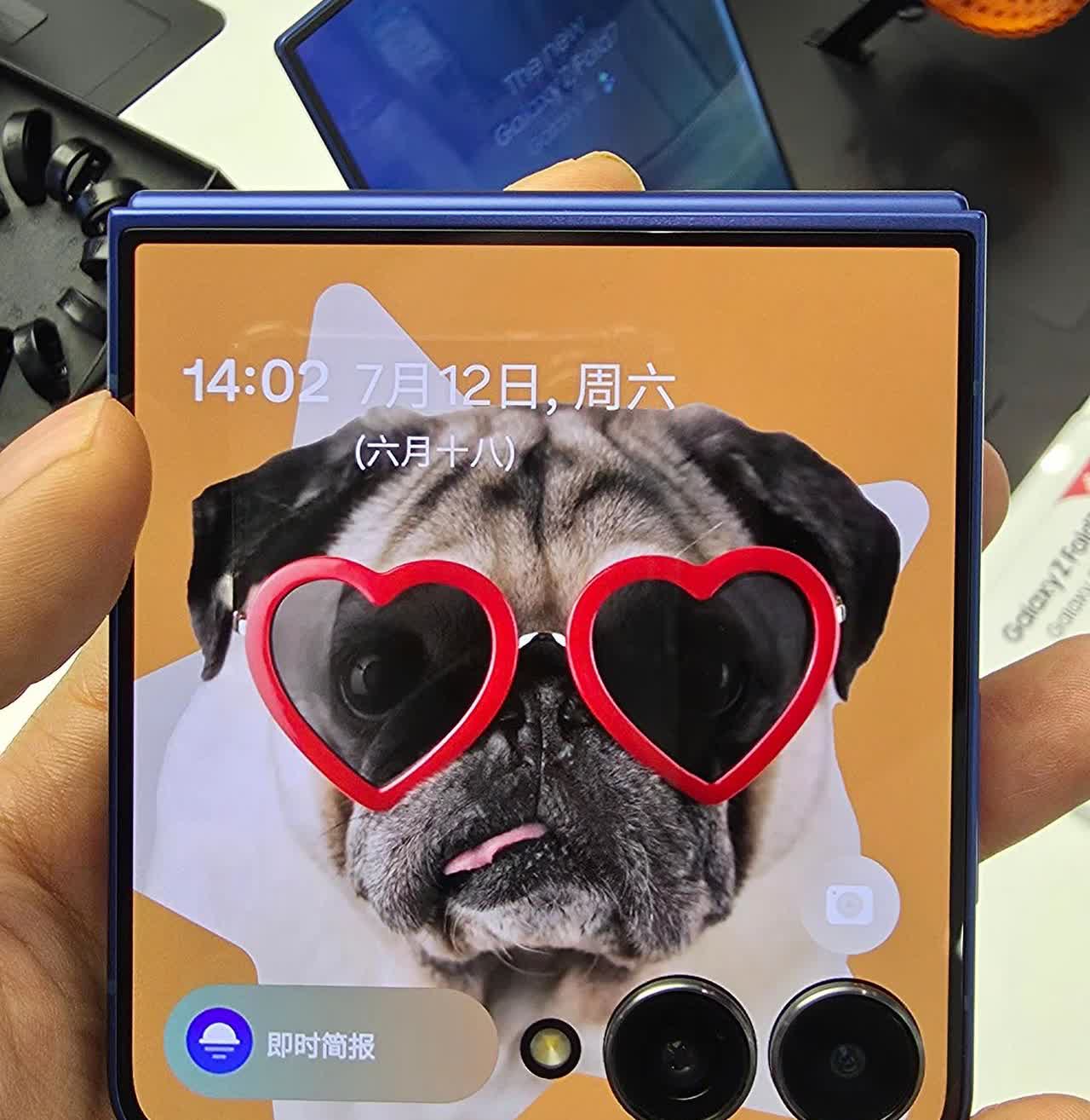 本来对折叠屏没兴趣，结果在三星线下门店被三星flip7的轻薄机身吸引住了，拿在