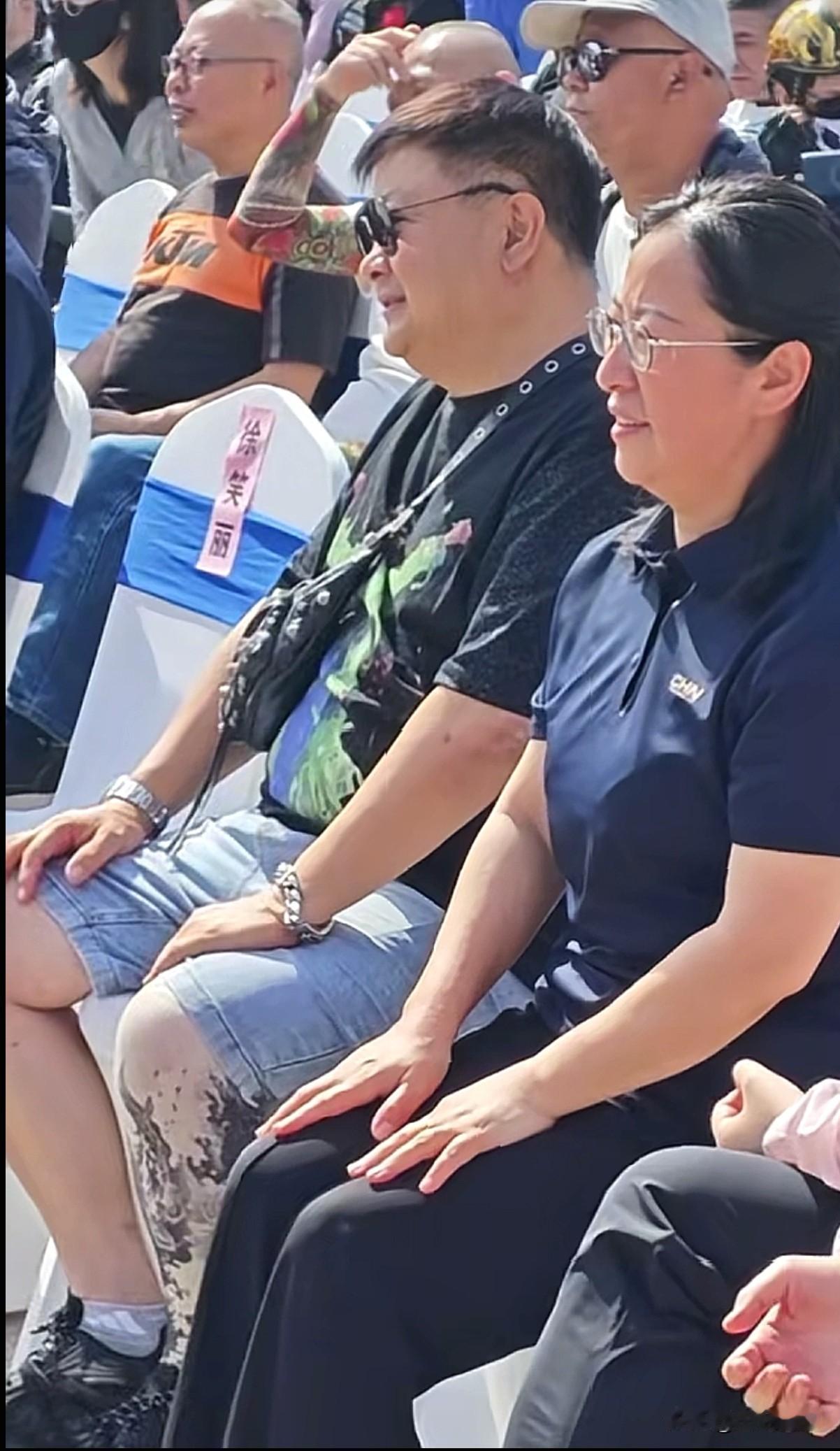 贾旭明，这一次不接地气了。活动现场围挡了起来，有网友留言:“普通老百姓看得到